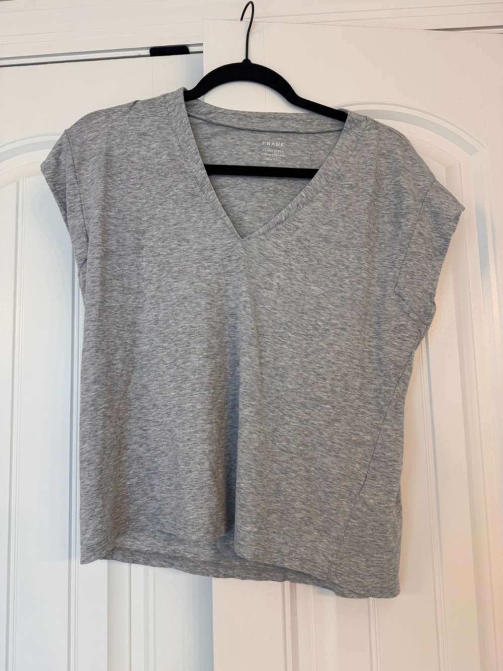 Frame Denim Gray V-Neck Le mid rise v neck, Short Sleeve Tee, XS